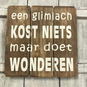 Tekstbord antique : Een glimlach kost niets